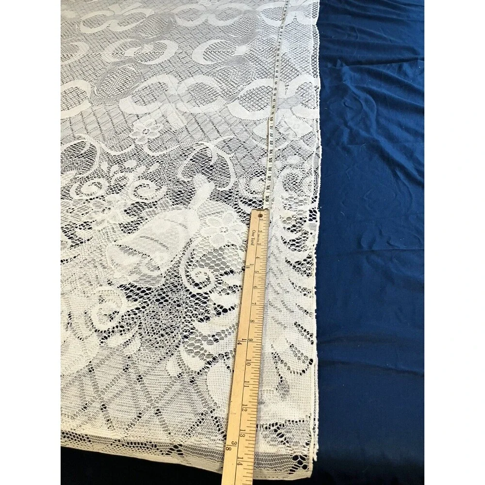 Christmas Lace Table Cloth - White - 82